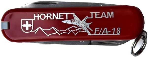 Immagine di F/A-18 Hornet Team Victorinox Sackmesser rot SMALL. Logo und Schriften sind als Metalleinlage eingefügt.