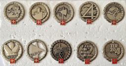 Immagine di Kleine Sammlung mit 10 verschiedenen Béretemblemen der Schweizer Armee