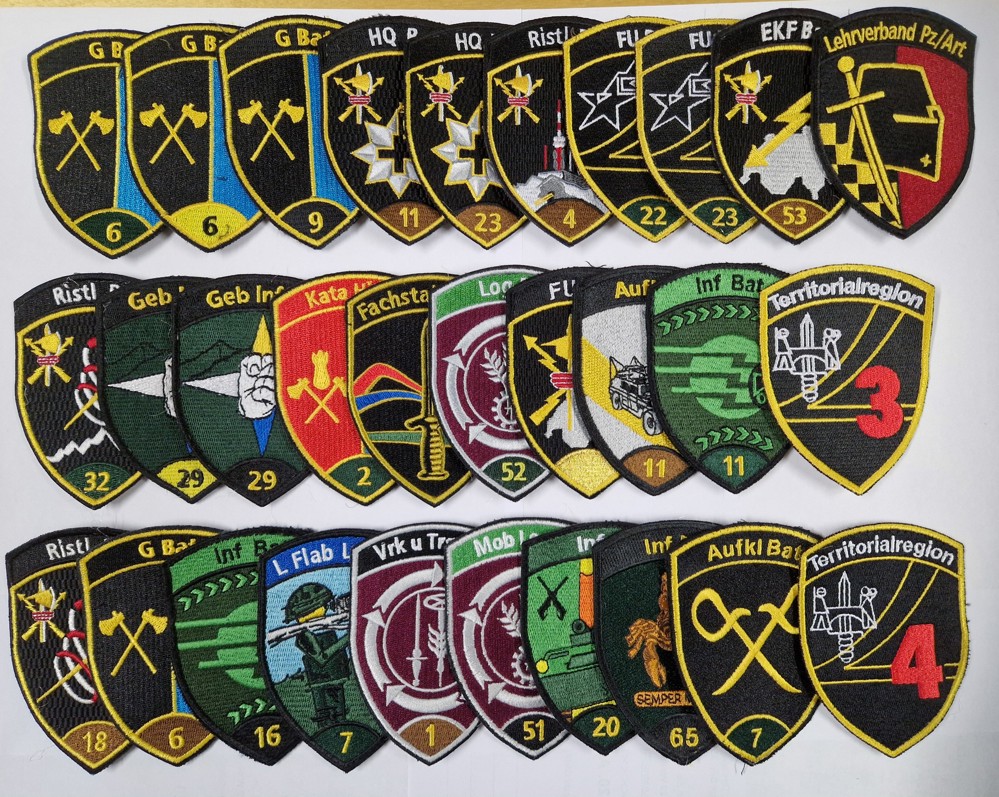 Bild von Armee 21 Badge Sammlung OHNE KLETT. Bestehend aus 30 Stück verschiedenen Abzeichen