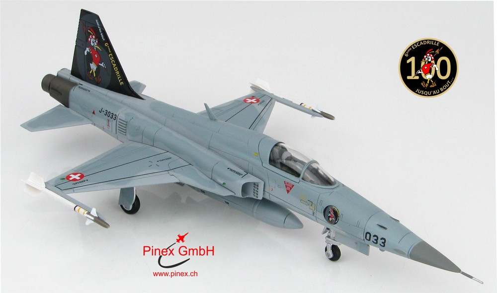 Bild von Neuauflage Tiger F-5E Staffel 6, J-3033. Anlässlich des 100-jährigen Jubiläums produzieren wir nochmals eine Serie dieser Modelle. GANZ EXKLUSIV ERHALTEN SIE ZU JEDEM MODELL DEN JUBILÄUMSAUFNÄHER DER STAFFEL 6 GRATIS DAZU. Hobbymaster Metallmodell 1:72 HA3329B. LIEFERBAR MAI 2025.